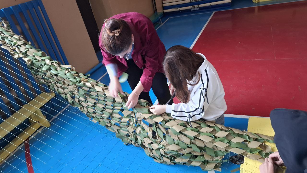 В одной из школ нашего района развернулась настоящая волонтерская акция: ребята активно плетут маскировочные сети В одной из школ нашего района развернулась настоящая волонтерская акция: ребята активно плетут маскировочные сети