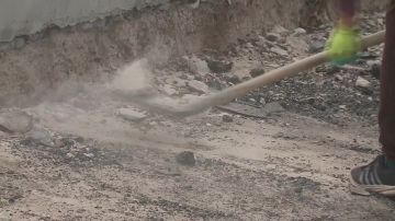 Краснодон, кв. Шевченко, д. 42: на кровле дома тюменские строители выставили маяки, а сегодня готовятся к заливке стяжки