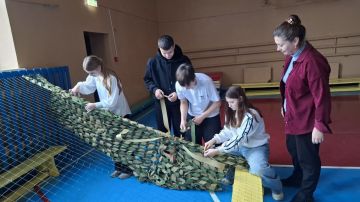 В одной из школ нашего района развернулась настоящая волонтерская акция: ребята активно плетут маскировочные сети