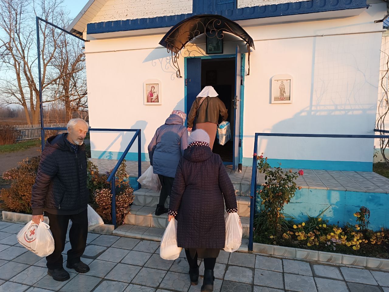 Сегодняшний день был наполнен добрыми делами! Волонтеры Новоайдарской школы-интерната дружно взялись за дело и помогли загрузить автомобиль гуманитарной помощью Сегодняшний день был наполнен добрыми делами! Волонтеры Новоайдарской школы-интерната дружно взялись за дело и помогли загрузить автомобиль гуманитарной помощью