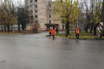 В Свердловском округе коммунальные службы продолжают работу по поддержанию порядка