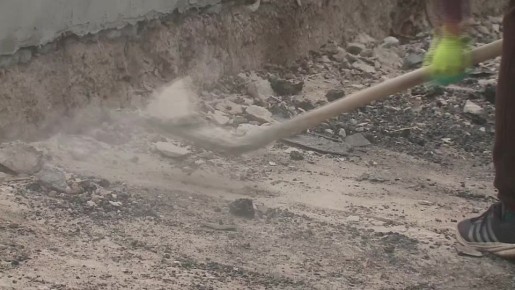 Краснодон, кв. Шевченко, д. 42: на кровле дома тюменские строители выставили маяки, а сегодня готовятся к заливке стяжки