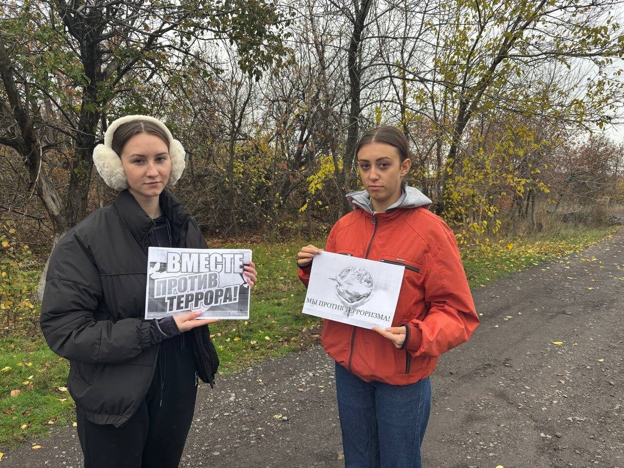 Сотрудники Новоукраинского клуба организовали уличную акцию «Мы за мир, мы против терроризма!», направленную на профилактику экстремизма и терроризма среди молодежи Сотрудники Новоукраинского клуба организовали уличную акцию «Мы за мир, мы против терроризма!», направленную на профилактику экстремизма и терроризма среди молодежи