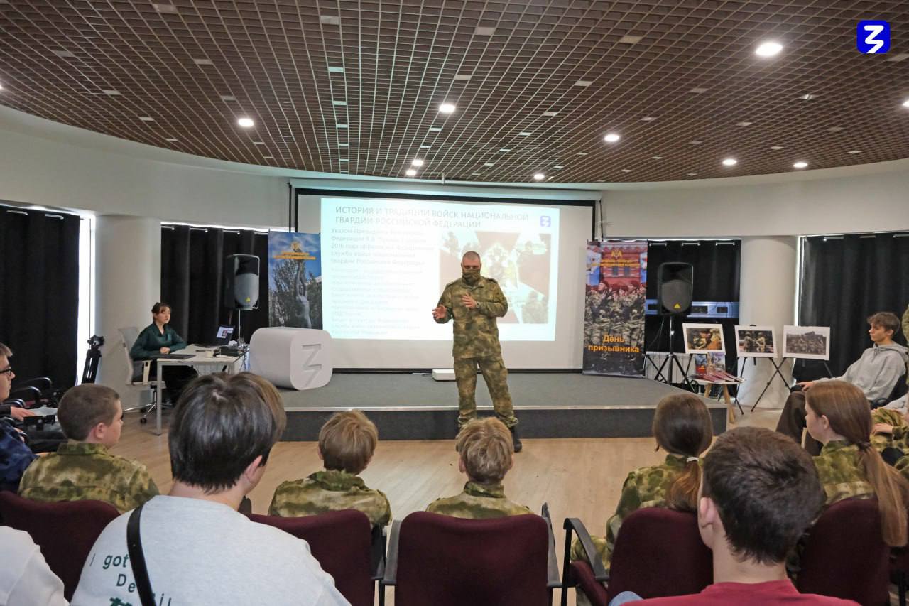 Представители Управления Росгвардии по Луганской Народной Республике провели просветительское мероприятие, приуроченное к Всероссийскому Дню призывника