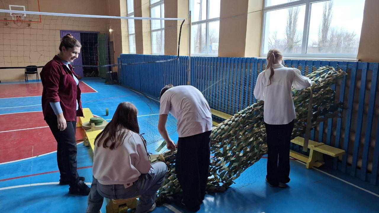 В одной из школ нашего района развернулась настоящая волонтерская акция: ребята активно плетут маскировочные сети В одной из школ нашего района развернулась настоящая волонтерская акция: ребята активно плетут маскировочные сети