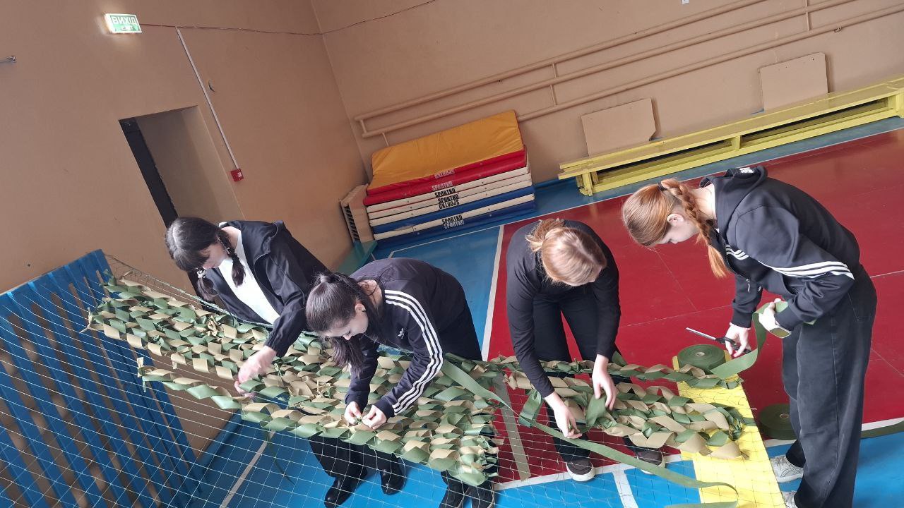 В одной из школ нашего района развернулась настоящая волонтерская акция: ребята активно плетут маскировочные сети В одной из школ нашего района развернулась настоящая волонтерская акция: ребята активно плетут маскировочные сети