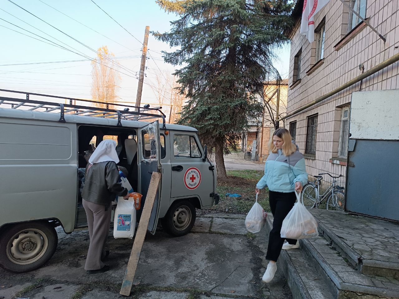 Сегодняшний день был наполнен добрыми делами! Волонтеры Новоайдарской школы-интерната дружно взялись за дело и помогли загрузить автомобиль гуманитарной помощью Сегодняшний день был наполнен добрыми делами! Волонтеры Новоайдарской школы-интерната дружно взялись за дело и помогли загрузить автомобиль гуманитарной помощью