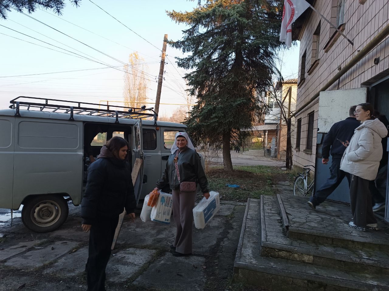 Сегодняшний день был наполнен добрыми делами! Волонтеры Новоайдарской школы-интерната дружно взялись за дело и помогли загрузить автомобиль гуманитарной помощью Сегодняшний день был наполнен добрыми делами! Волонтеры Новоайдарской школы-интерната дружно взялись за дело и помогли загрузить автомобиль гуманитарной помощью