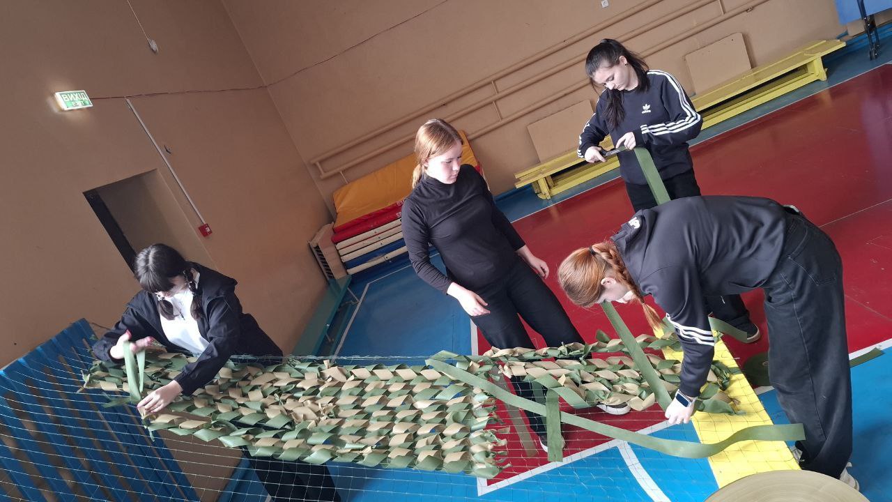 В одной из школ нашего района развернулась настоящая волонтерская акция: ребята активно плетут маскировочные сети В одной из школ нашего района развернулась настоящая волонтерская акция: ребята активно плетут маскировочные сети