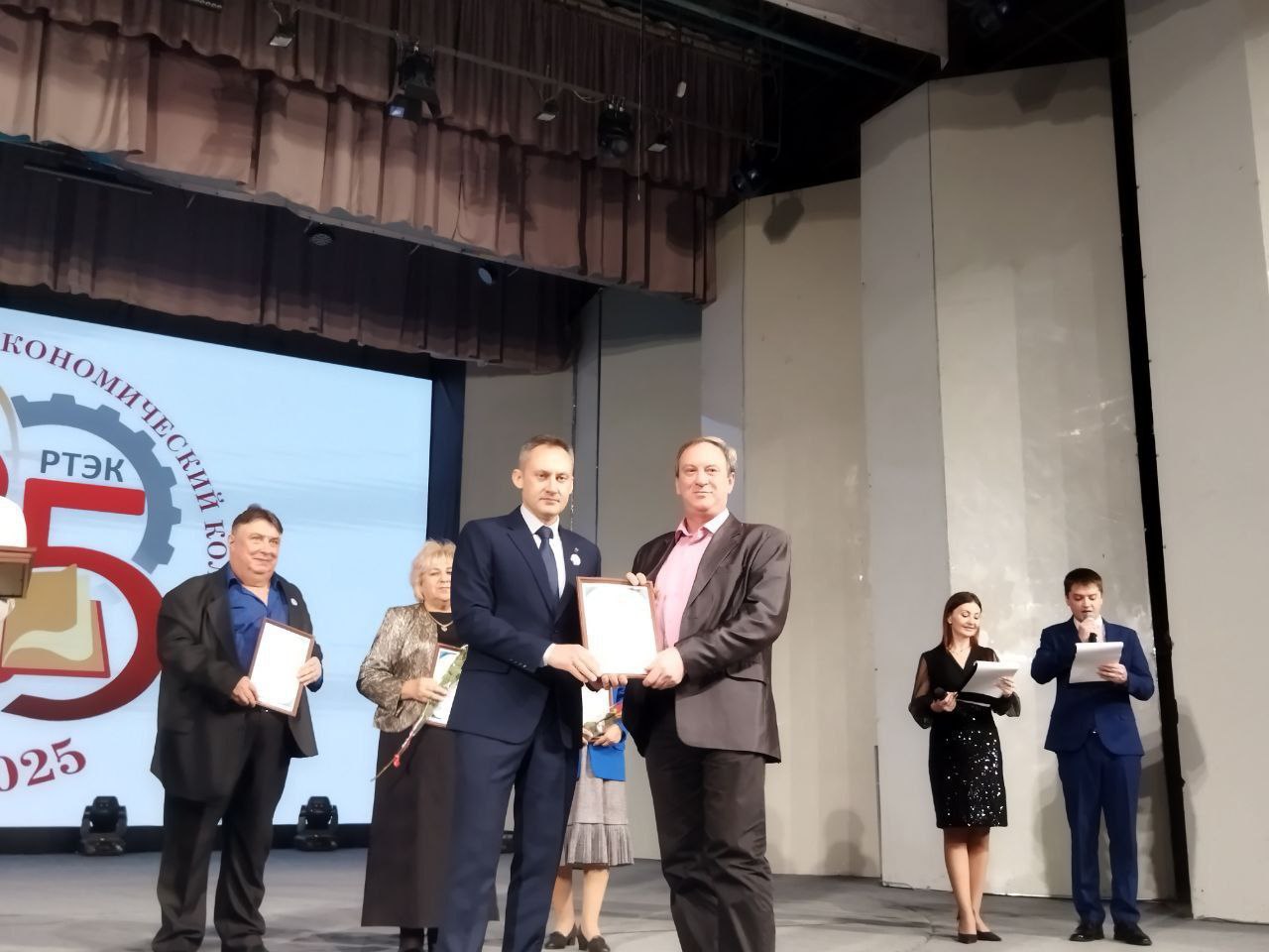 Константин Бутримов: 85 лет верности профессии: Ровеньковский технико-экономический колледж отпраздновал юбилей Константин Бутримов: 85 лет верности профессии: Ровеньковский технико-экономический колледж отпраздновал юбилей