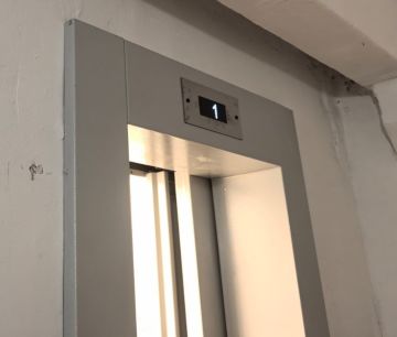В домах ЛНР продолжают обновлять лифты