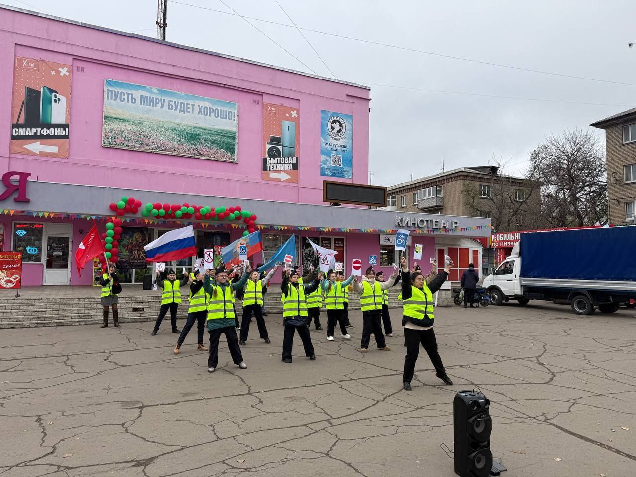 Акция "Световозвращающие элементы отражают свет – сохраняют жизнь" прошла в Красном Луче Акция "Световозвращающие элементы отражают свет – сохраняют жизнь" прошла в Красном Луче