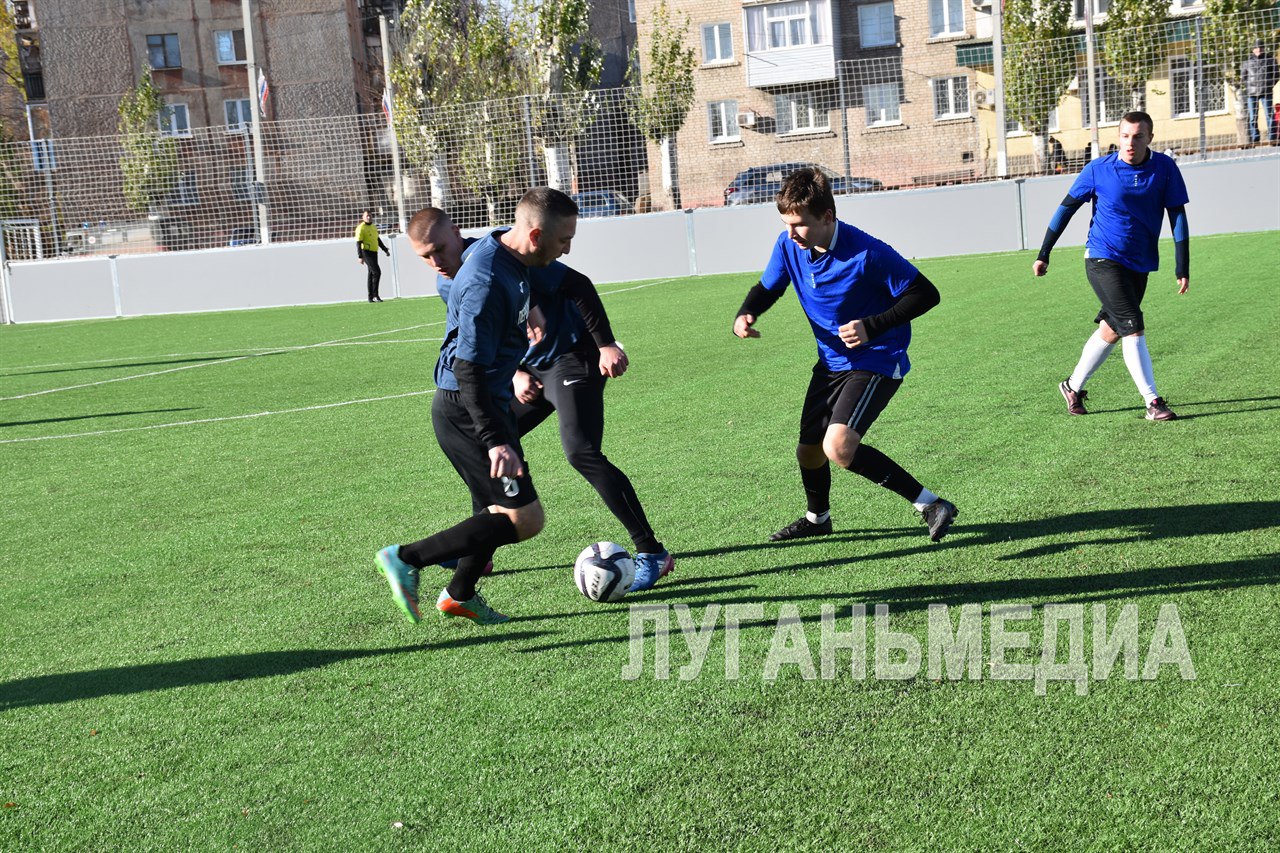 Ярким завершением футбольного сезона в Первомайске стал «Кубок победителей» на поле нового физкультурно-оздоровительного комплекса открытого типа Ярким завершением футбольного сезона в Первомайске стал «Кубок победителей» на поле нового физкультурно-оздоровительного комплекса открытого типа