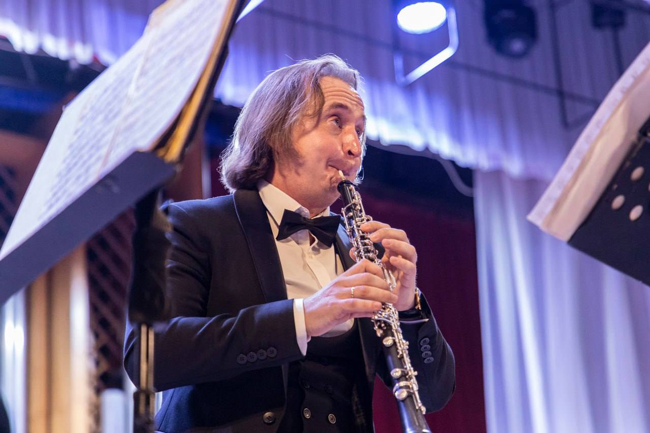 Московский гобоист Алексей Балашов выступил на сцене Луганской академической филармонии совместно с академическим симфоническим оркестром учреждения культуры Московский гобоист Алексей Балашов выступил на сцене Луганской академической филармонии совместно с академическим симфоническим оркестром учреждения культуры