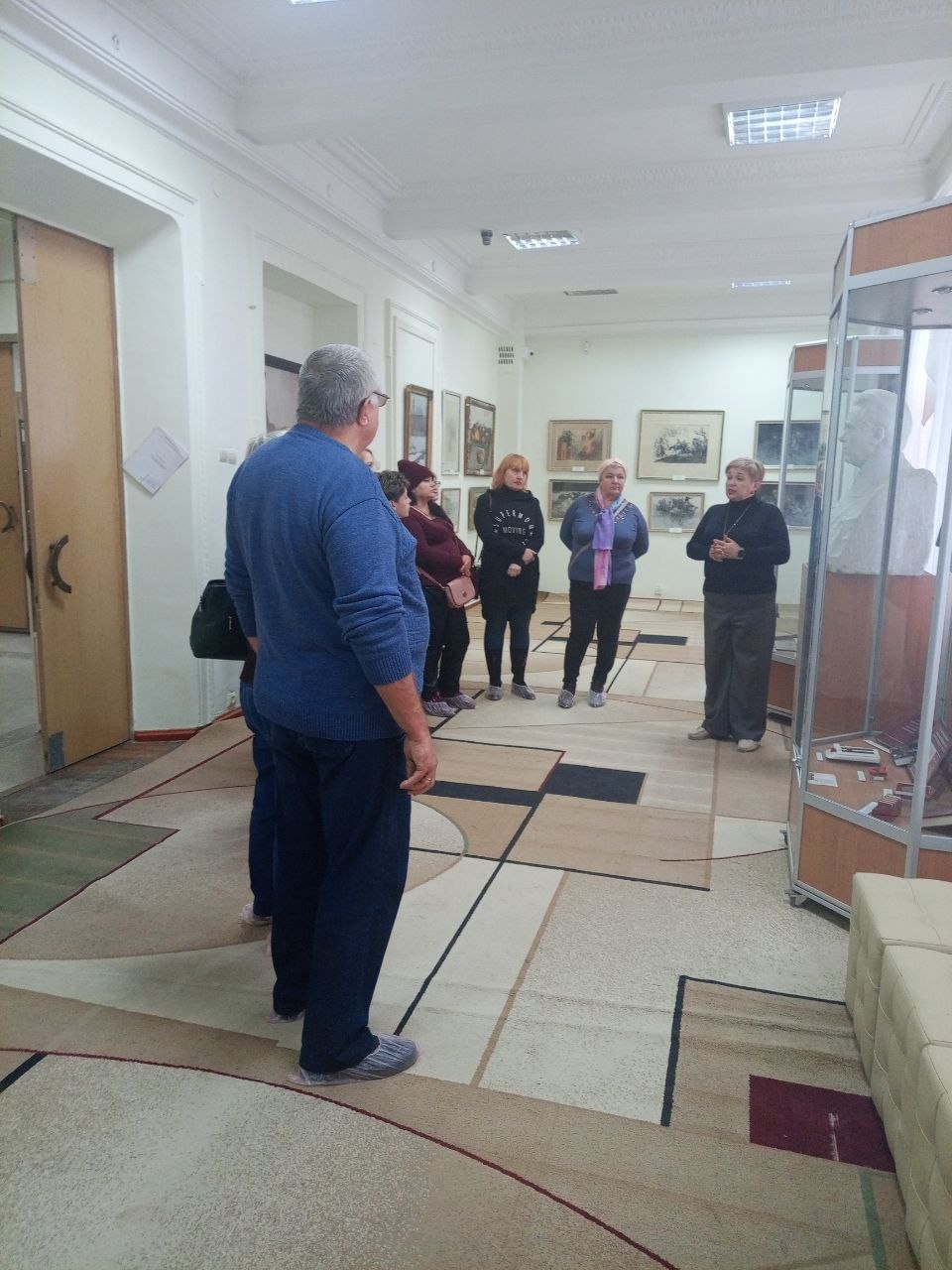 Сегодня, несмотря на воскресенье, в Стахановском историко-художественном музее было многолюдно Сегодня, несмотря на воскресенье, в Стахановском историко-художественном музее было многолюдно