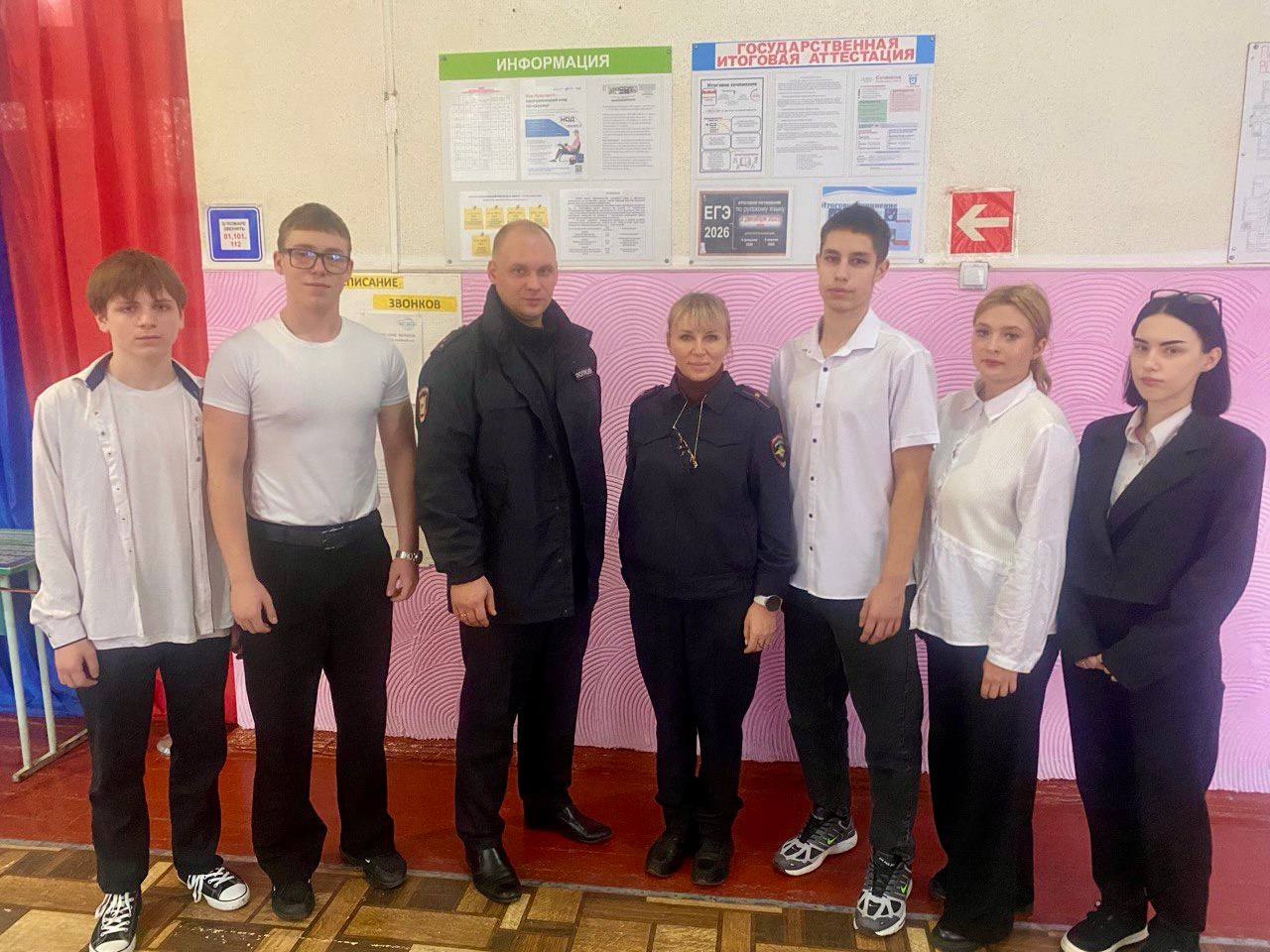 111111Краснолучские полицейские рассказали старшеклассникам местной школы о своей профессии 111111Краснолучские полицейские рассказали старшеклассникам местной школы о своей профессии