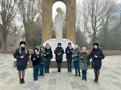 111В Луганске дорожные полицейские провели мероприятие, приуроченное к Всемирному дню памяти жертв ДТП