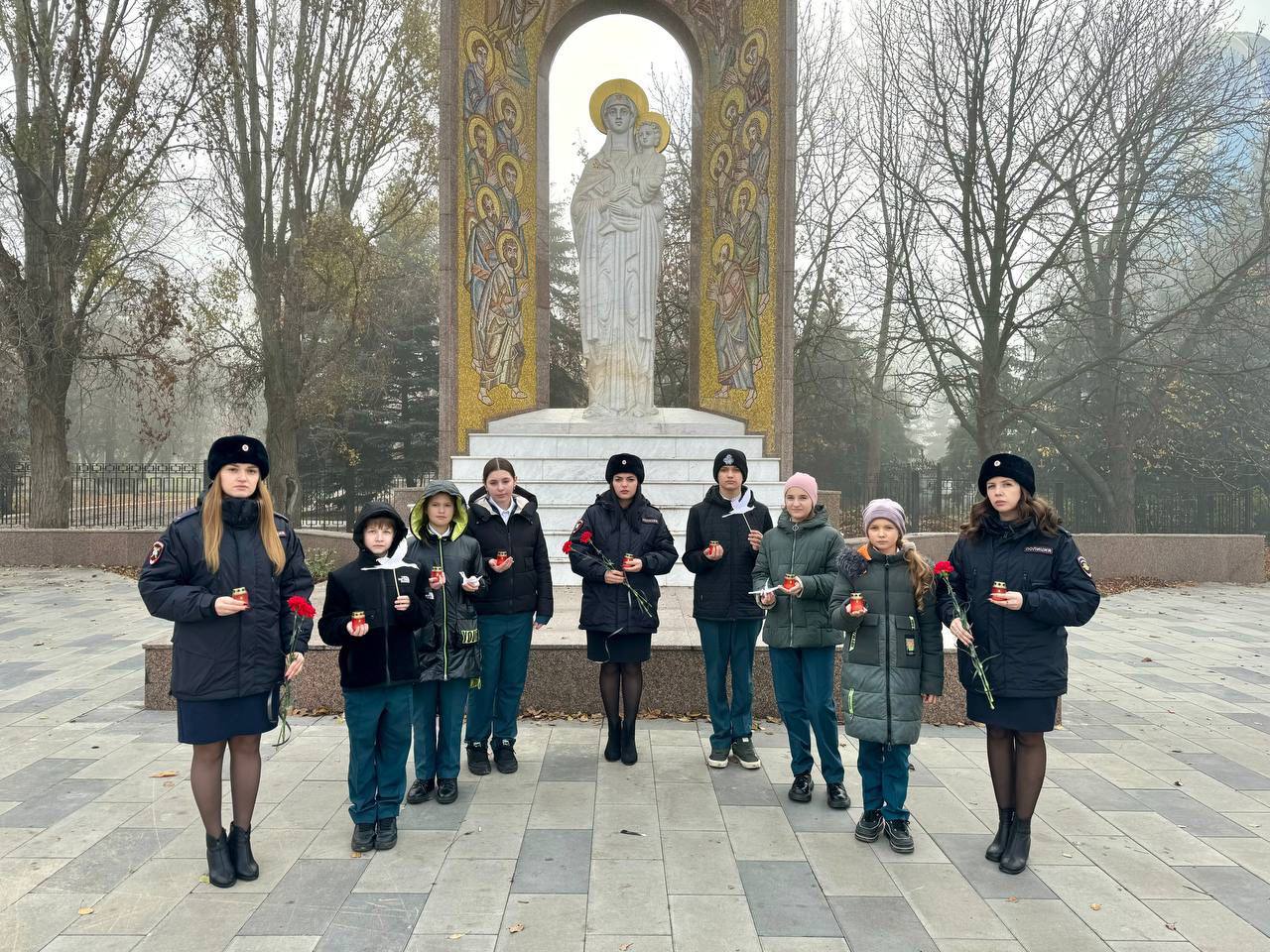 111В Луганске дорожные полицейские провели мероприятие, приуроченное к Всемирному дню памяти жертв ДТП