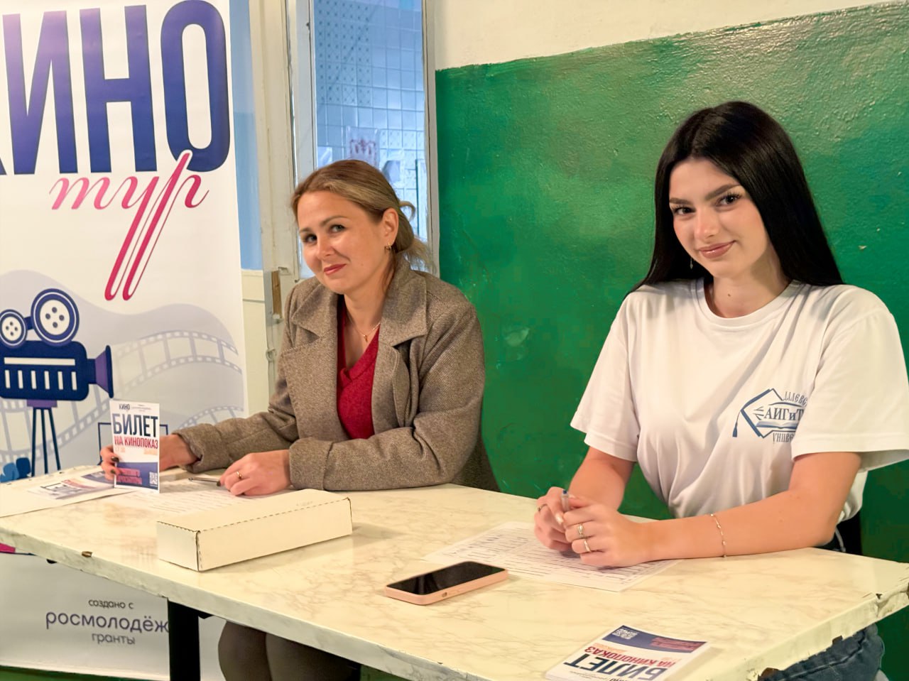 Константин Бутримов: В рамках реализации проекта переездного кинотеатра «КиноТУР», поддержанного конкурсом «Росмолодежь.Гранты», в селе Дьяково состоялся очередной кинопоказ Константин Бутримов: В рамках реализации проекта переездного кинотеатра «КиноТУР», поддержанного конкурсом «Росмолодежь.Гранты», в селе Дьяково состоялся очередной кинопоказ