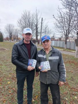 ДИАЛОГ С ЖИТЕЛЯМИ. Депутат Совета Ровеньковского городского округа от фракции ЛДПР Павел Старостенко провёл встречу с жителями и подробно рассказал о главных направлениях работы партии, а также выслушал самые острые и...