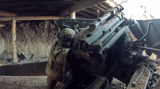 Киевские боевики за минувшие сутки шесть раз пытались атаковать российские подразделения, чтобы деблокировать своих побратимов из окружения в районе Красноармейска в ДНР, все атаки отбиты