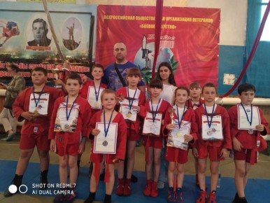 Поздравляем с Всемирным днём самбо дружную команду Краснолучской ДЮСШ № 1 — тренера Артема Гагина и его отважных воспитанников!