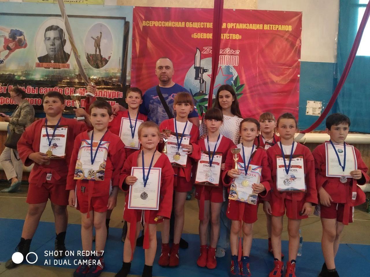 Поздравляем с Всемирным днём самбо дружную команду Краснолучской ДЮСШ № 1 — тренера Артема Гагина и его отважных воспитанников!