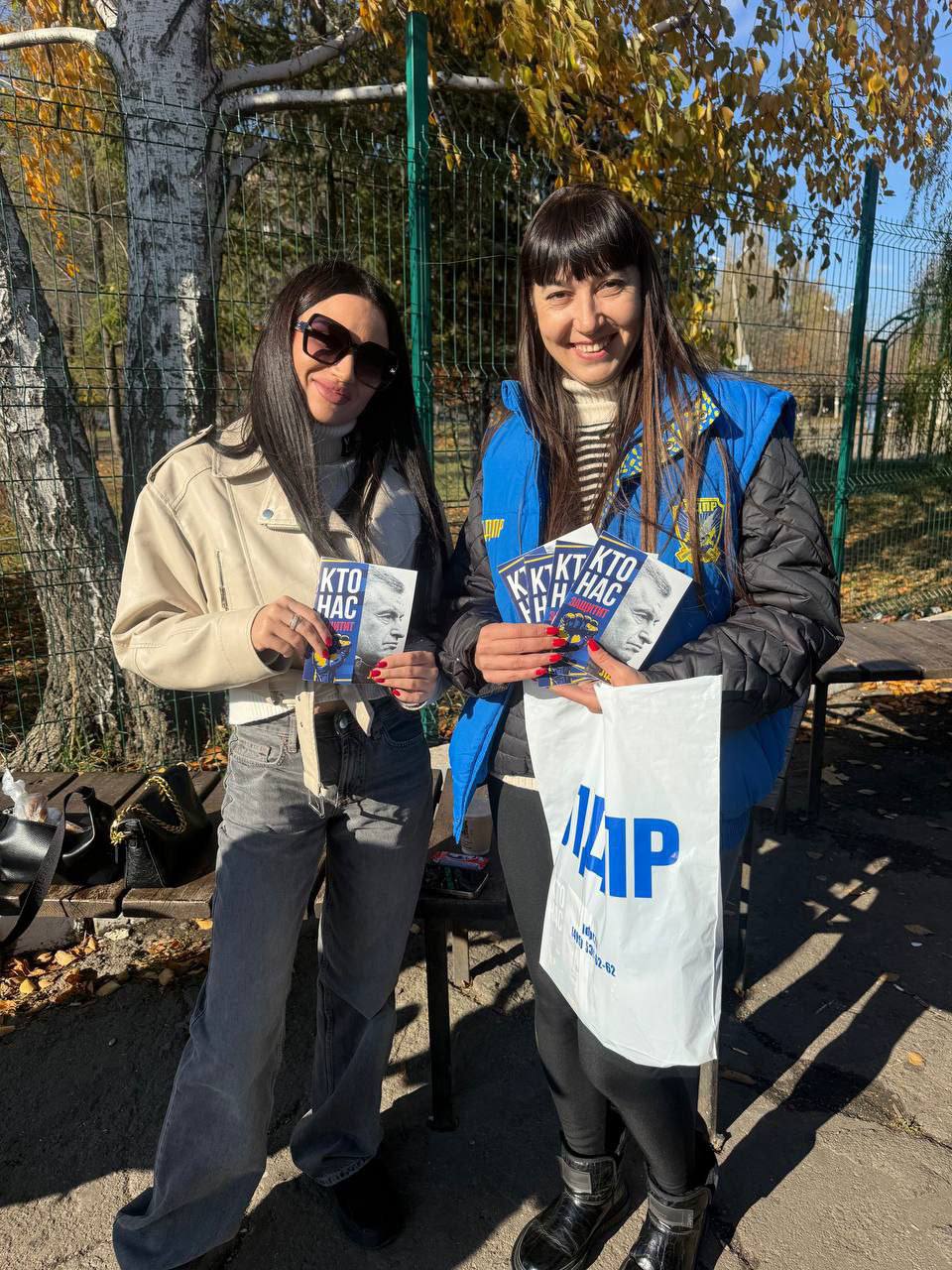 РАБОТА РЯДОМ С ЛЮДЬМИ. Активисты Краснолучского местного отделения ЛДПР провели встречу с жителями округа