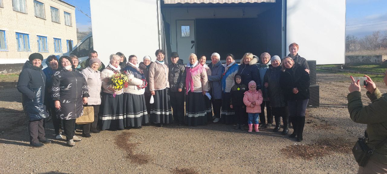 15 ноября в поселке Орджоникидзе прошла концертная программа, в которой был задействован многофункциональный передвижной культурный центр «Автоклуб», переданный МБУ «Краснодонский городской Дворец культуры им. «Молодой... 15 ноября в поселке Орджоникидзе прошла концертная программа, в которой был задействован многофункциональный передвижной культурный центр «Автоклуб», переданный МБУ «Краснодонский городской Дворец культуры им. «Молодой...
