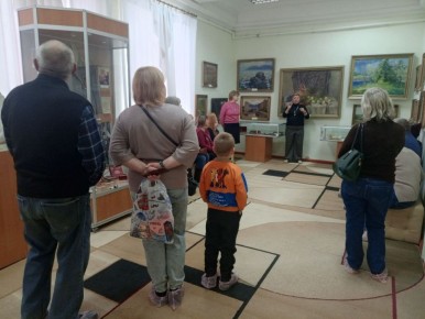 Сегодня, несмотря на воскресенье, в Стахановском историко-художественном музее было многолюдно