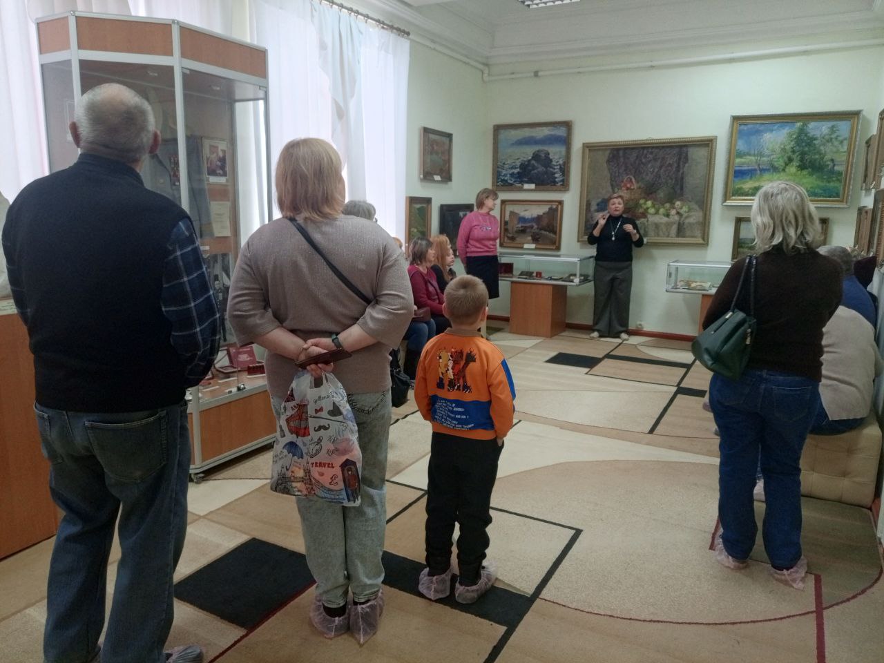 Сегодня, несмотря на воскресенье, в Стахановском историко-художественном музее было многолюдно