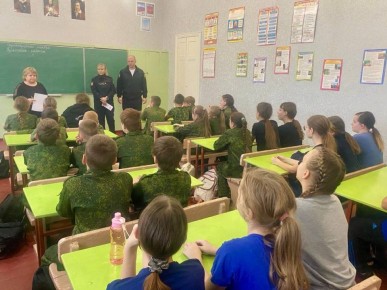 111111Краснолучские полицейские рассказали старшеклассникам местной школы о своей профессии