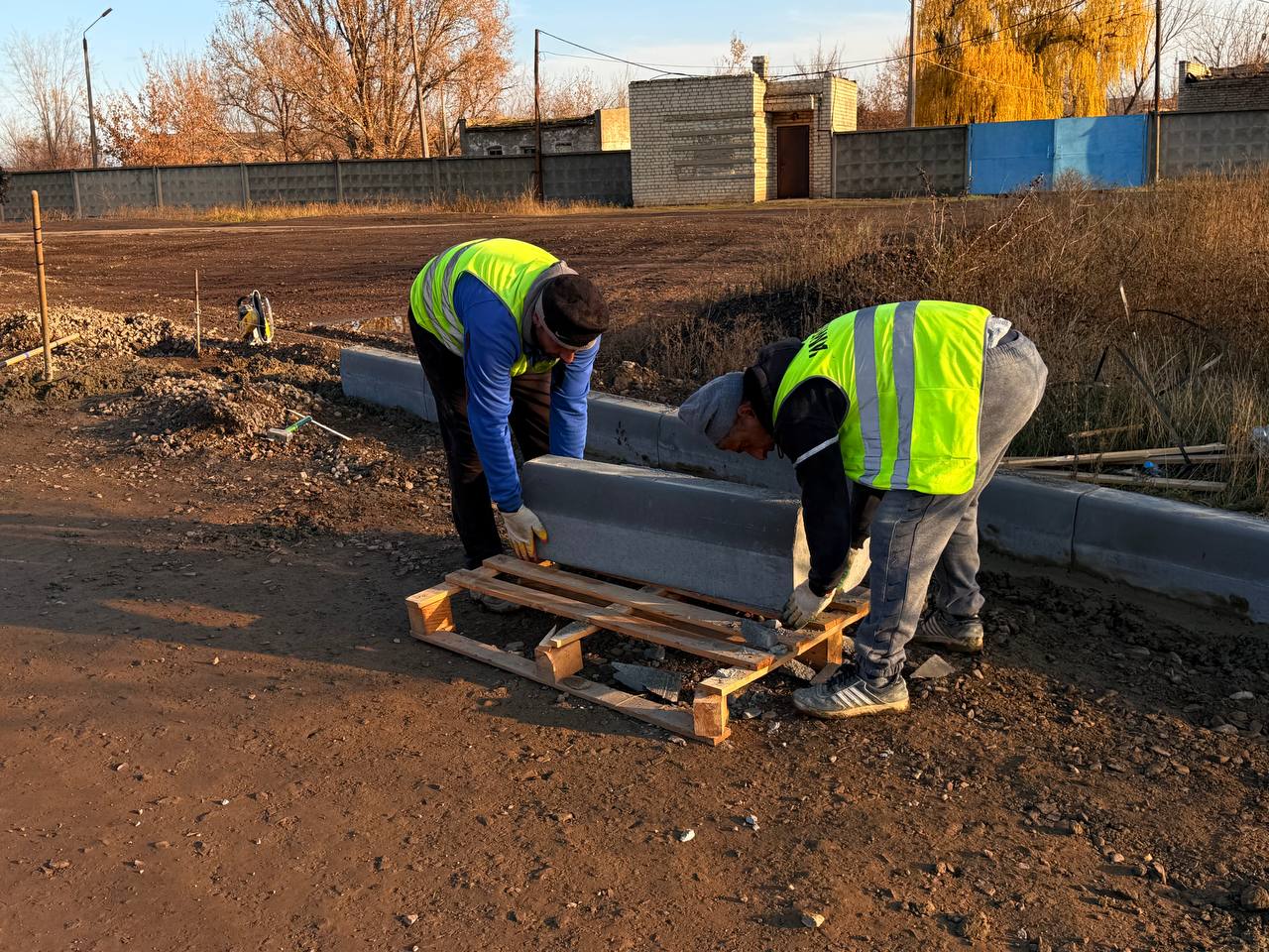 Сергей Козенко: Совместно с начальником управления автомобильных дорог Министерства инфраструктуры и транспорта ЛНР Дмитрием Кузьминым провели инспекцию по восстановлению улично-дорожной сети в Краснодонском муниципальном... Сергей Козенко: Совместно с начальником управления автомобильных дорог Министерства инфраструктуры и транспорта ЛНР Дмитрием Кузьминым провели инспекцию по восстановлению улично-дорожной сети в Краснодонском муниципальном...