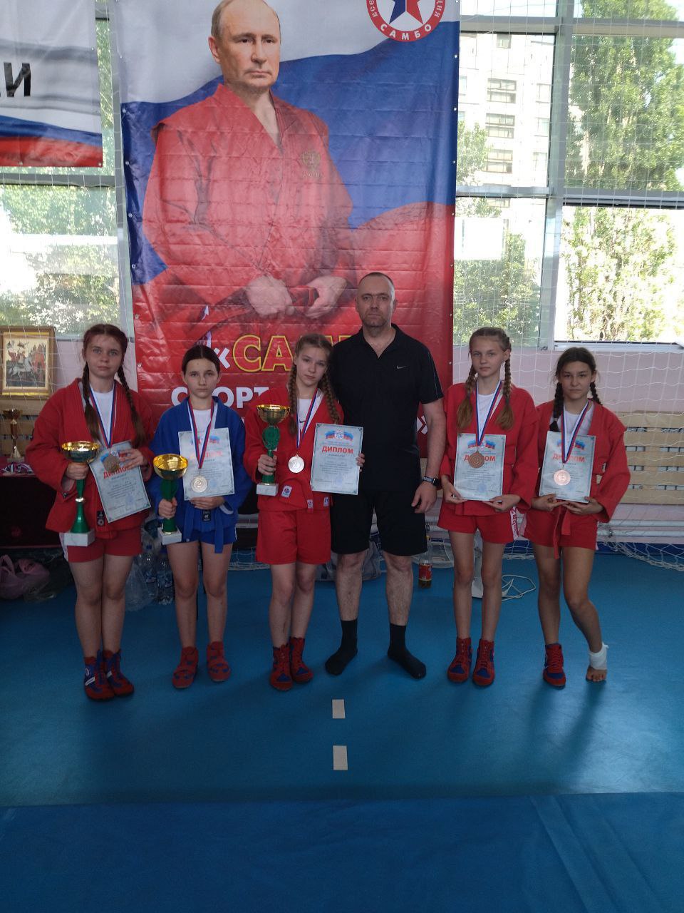 Поздравляем с Всемирным днём самбо дружную команду Краснолучской ДЮСШ № 1 — тренера Артема Гагина и его отважных воспитанников! Поздравляем с Всемирным днём самбо дружную команду Краснолучской ДЮСШ № 1 — тренера Артема Гагина и его отважных воспитанников!
