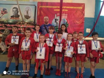 Поздравляем с Всемирным днём самбо дружную команду Краснолучской ДЮСШ № 1 — тренера Артема Гагина и его отважных воспитанников!