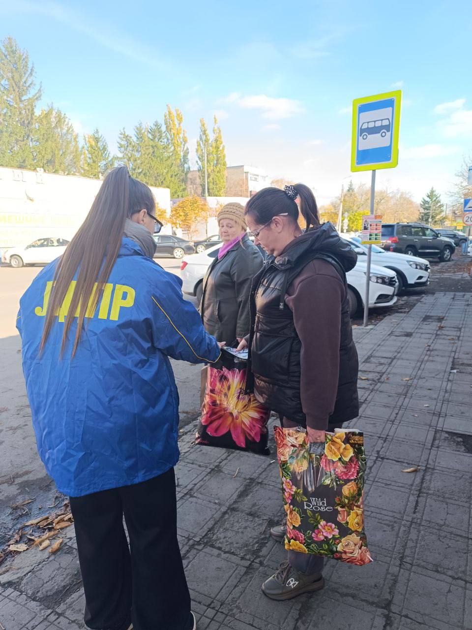 РАБОТА РЯДОМ С ЛЮДЬМИ. Активисты Краснолучского местного отделения ЛДПР провели встречу с жителями округа РАБОТА РЯДОМ С ЛЮДЬМИ. Активисты Краснолучского местного отделения ЛДПР провели встречу с жителями округа