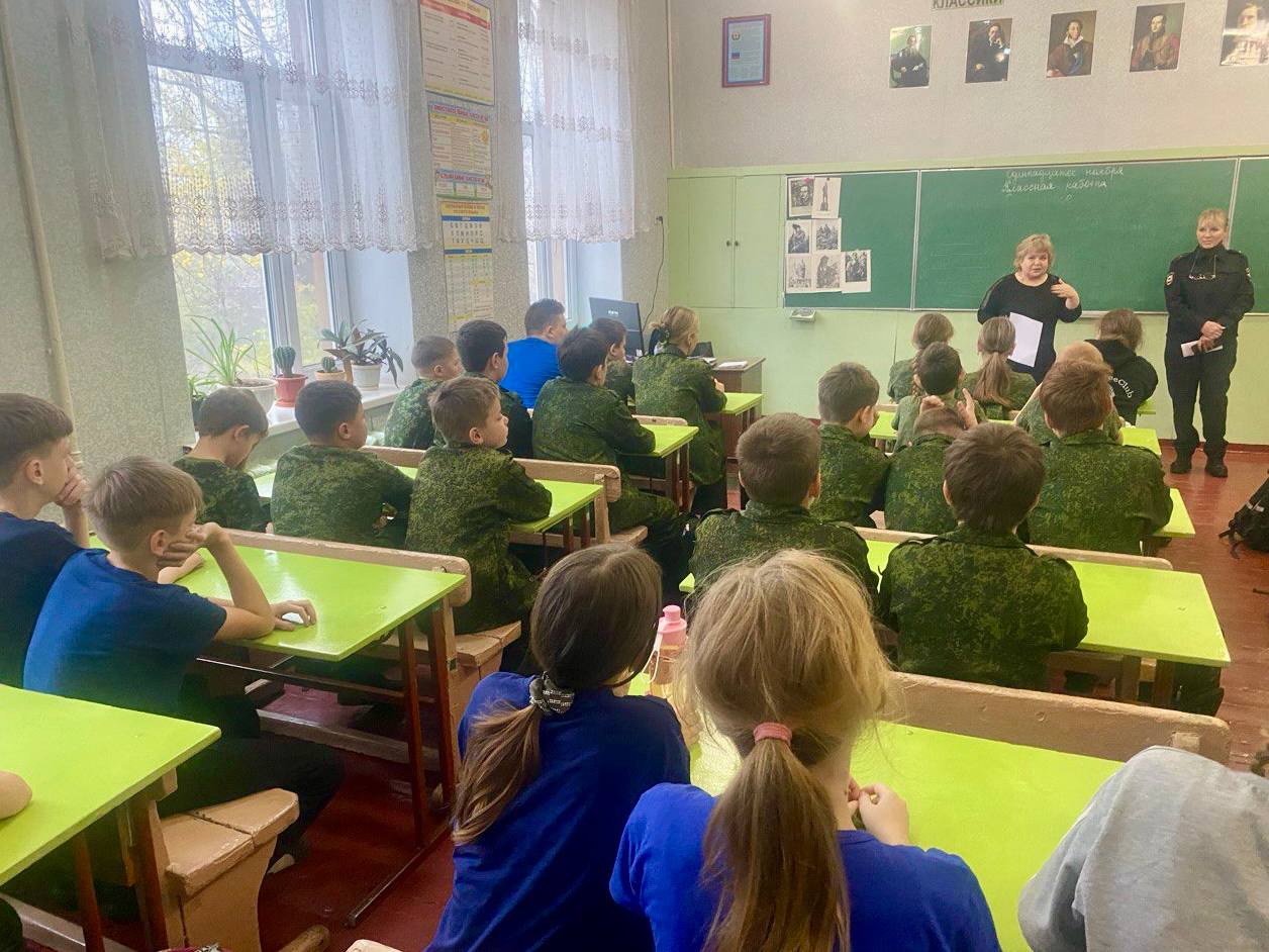 111111Краснолучские полицейские рассказали старшеклассникам местной школы о своей профессии 111111Краснолучские полицейские рассказали старшеклассникам местной школы о своей профессии