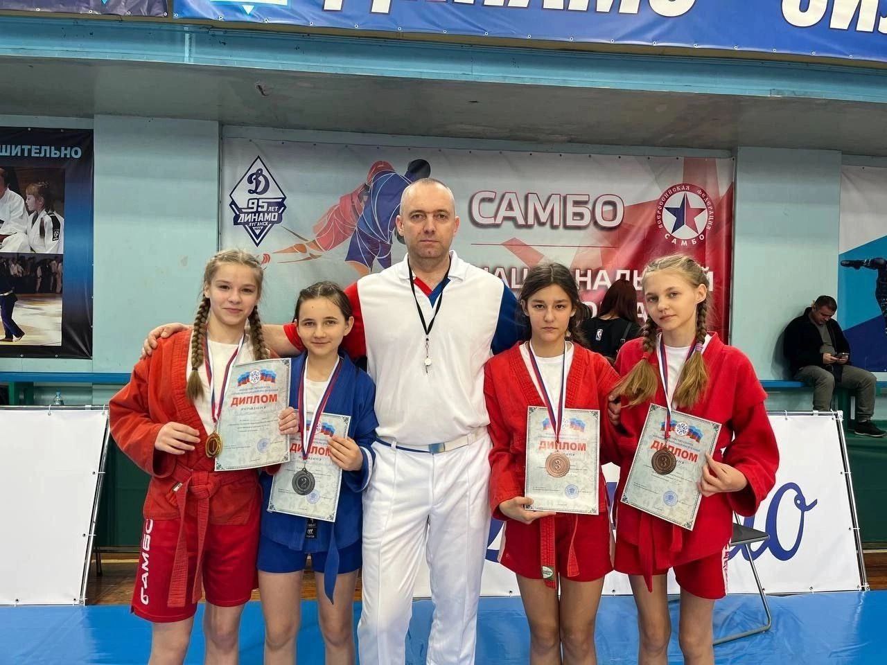 Поздравляем с Всемирным днём самбо дружную команду Краснолучской ДЮСШ № 1 — тренера Артема Гагина и его отважных воспитанников! Поздравляем с Всемирным днём самбо дружную команду Краснолучской ДЮСШ № 1 — тренера Артема Гагина и его отважных воспитанников!