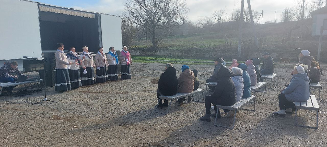 15 ноября в поселке Орджоникидзе прошла концертная программа, в которой был задействован многофункциональный передвижной культурный центр «Автоклуб», переданный МБУ «Краснодонский городской Дворец культуры им. «Молодой... 15 ноября в поселке Орджоникидзе прошла концертная программа, в которой был задействован многофункциональный передвижной культурный центр «Автоклуб», переданный МБУ «Краснодонский городской Дворец культуры им. «Молодой...