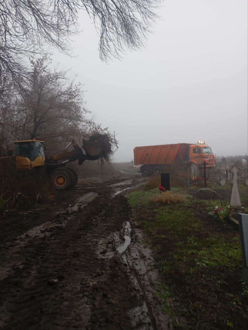 Андрей Рубанцов: Коммунальные службы продолжают проводить плановую уборку территорий кладбищ городского округа Андрей Рубанцов: Коммунальные службы продолжают проводить плановую уборку территорий кладбищ городского округа