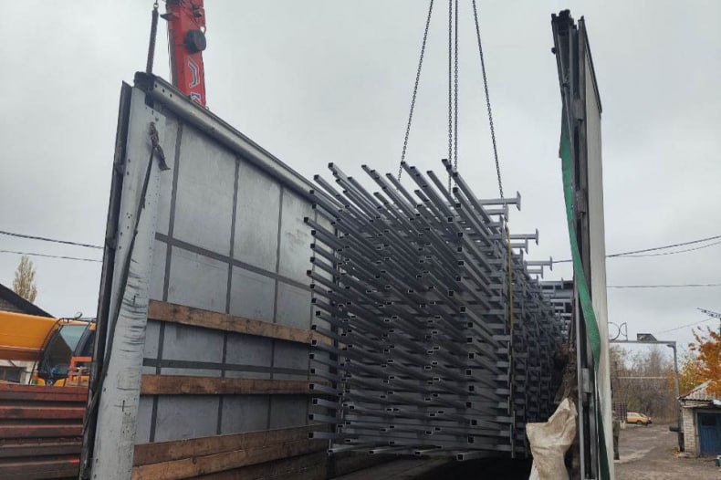 В Свердловск прибыли металлоконструкции для ограждения кровель МКД