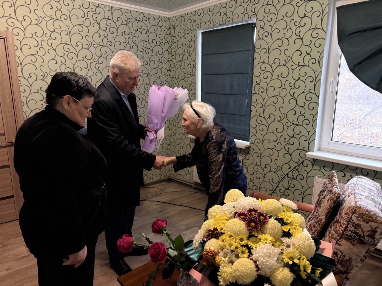 Сергей Козенко: Начал рабочую неделю с приятной миссии - поздравил с 95-летним юбилеем сразу двух жительниц Краснодонщины: Хицкову Нину Евдокимовну и Замаеву Александру Емельяновну