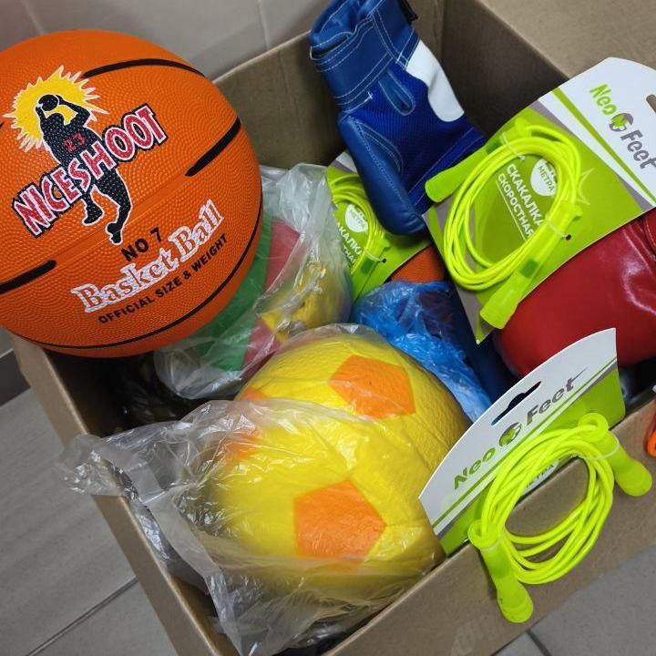 Наталия Жулинская: Подарки из Омска для юных спортсменов Наталия Жулинская: Подарки из Омска для юных спортсменов