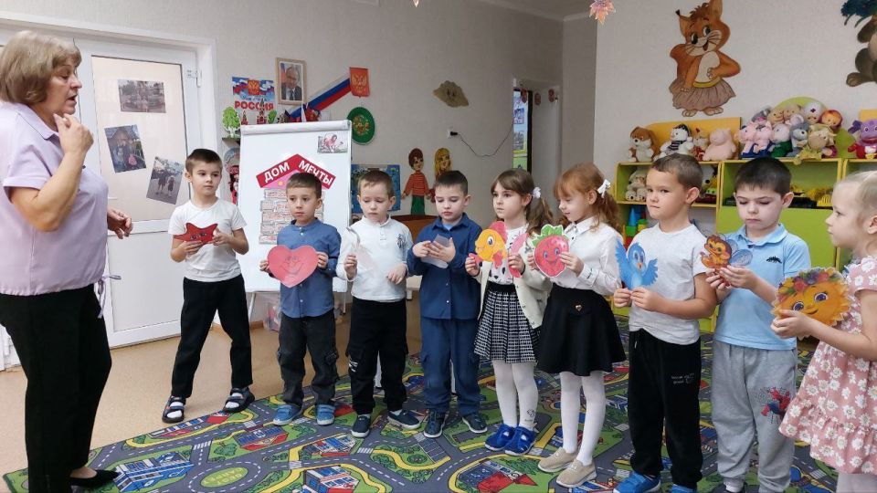 В ГБДОУ ЛНР «Беловодский ясли-сад №3 «Родничок» проводится работа по приобщению детей к семейным традициям, направленная на формирование у дошкольников представлений об обычаях, порядках, правилах поведения, принятых в семье... В ГБДОУ ЛНР «Беловодский ясли-сад №3 «Родничок» проводится работа по приобщению детей к семейным традициям, направленная на формирование у дошкольников представлений об обычаях, порядках, правилах поведения, принятых в семье...