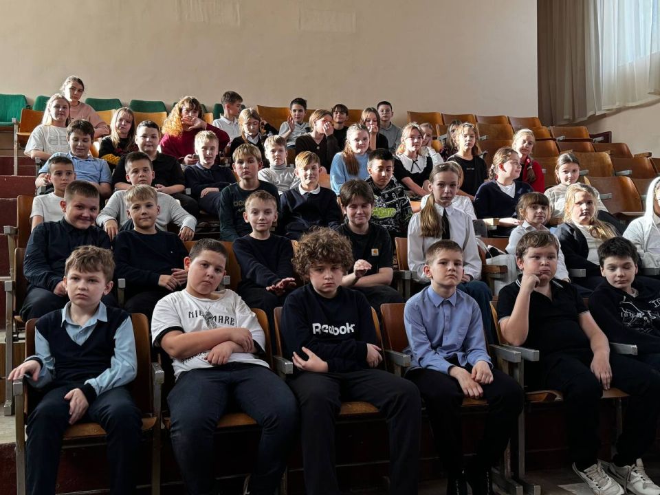 Кто такой эколог: специалист Минприроды ЛНР провел профориентационный урок для обучающихся 5-х классов Луганской средней школы № 41 Кто такой эколог: специалист Минприроды ЛНР провел профориентационный урок для обучающихся 5-х классов Луганской средней школы № 41