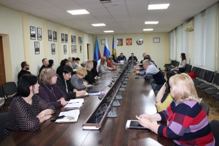 Сегодня в администрации городского округа город Ровеньки состоялись публичные слушания с участием Главы городского округа Андрея Рубанцова по проекту внесения изменений в Правила благоустройства под председательством Евгения...