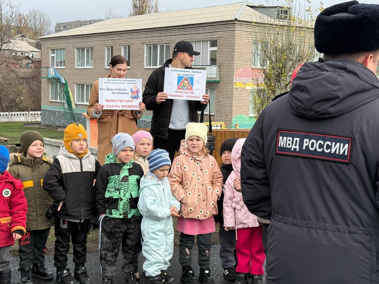 В Перевальске сотрудники Госавтоинспекции совместно с педагогами детского сада «Юбилейный» провели занятие по ПДД для дошкольников В Перевальске сотрудники Госавтоинспекции совместно с педагогами детского сада «Юбилейный» провели занятие по ПДД для дошкольников