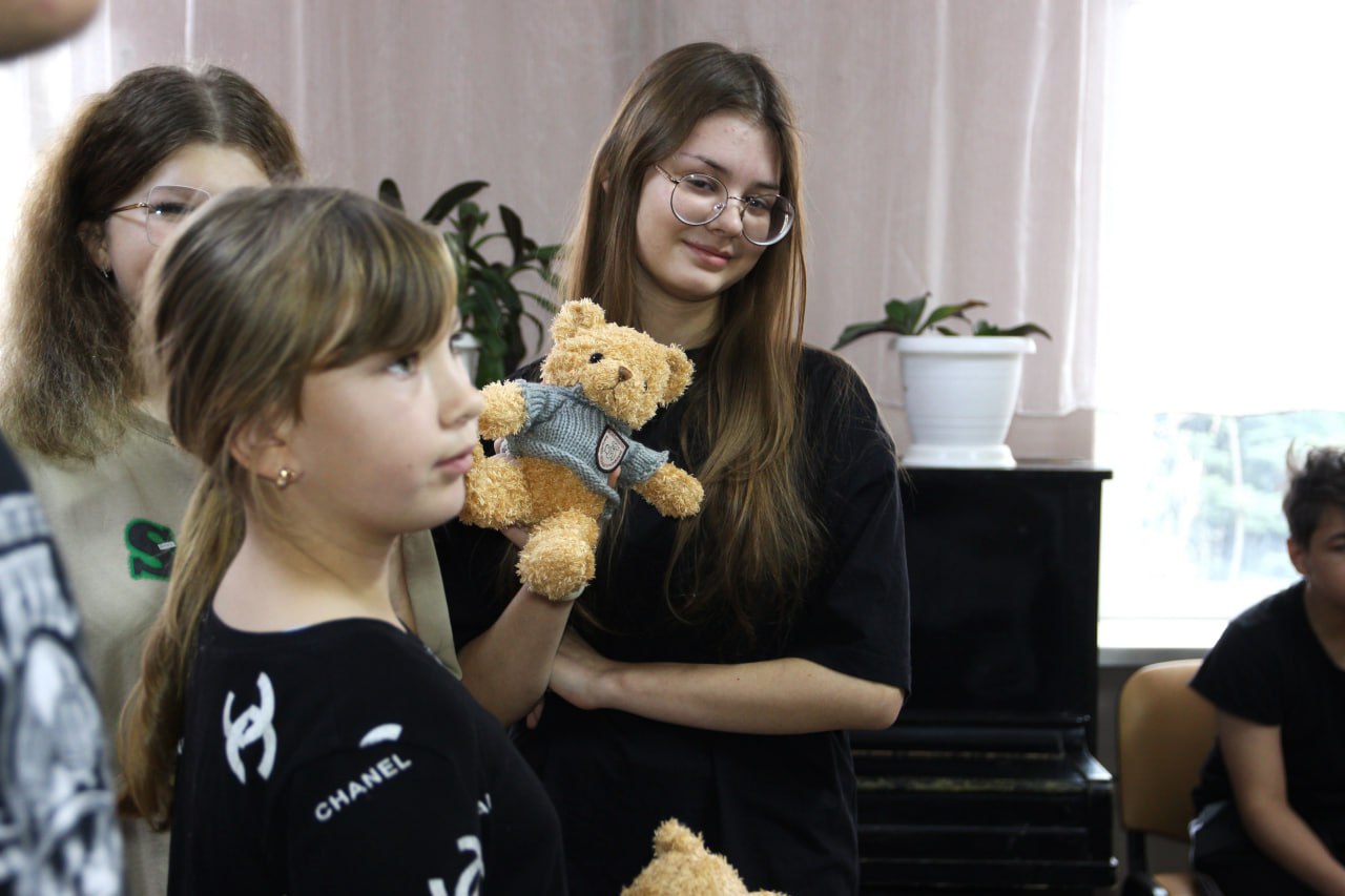 Депутаты от «Единой России» передали игрушки пациентам Луганской детской больницы Депутаты от «Единой России» передали игрушки пациентам Луганской детской больницы