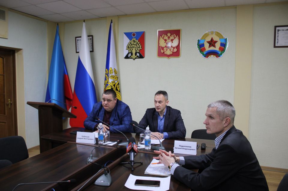 Сегодня в администрации городского округа город Ровеньки состоялись публичные слушания с участием Главы городского округа Андрея Рубанцова по проекту внесения изменений в Правила благоустройства под председательством Евгения... Сегодня в администрации городского округа город Ровеньки состоялись публичные слушания с участием Главы городского округа Андрея Рубанцова по проекту внесения изменений в Правила благоустройства под председательством Евгения...