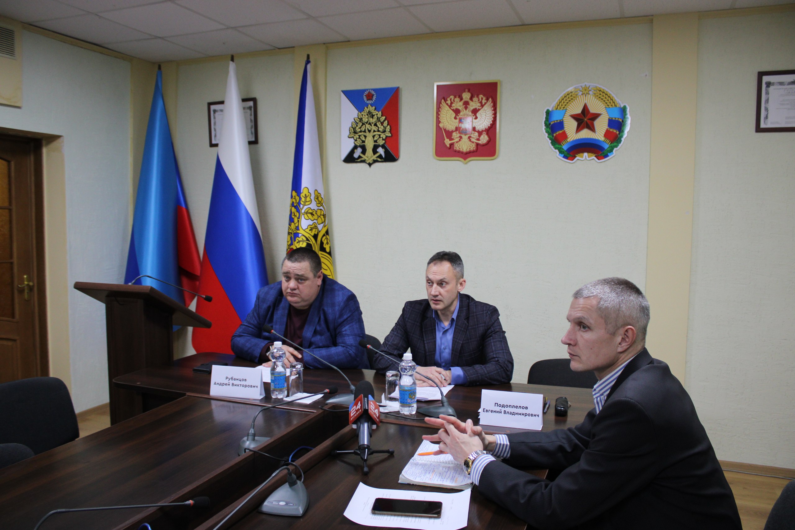 Сегодня в администрации городского округа город Ровеньки состоялись публичные слушания с участием Главы городского округа Андрея Рубанцова по проекту внесения изменений в Правила благоустройства под председательством Евгения... Сегодня в администрации городского округа город Ровеньки состоялись публичные слушания с участием Главы городского округа Андрея Рубанцова по проекту внесения изменений в Правила благоустройства под председательством Евгения...